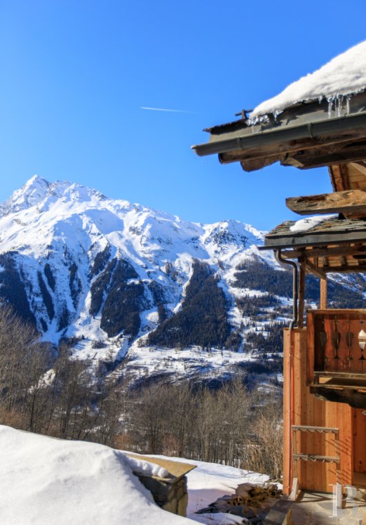 En Savoie, dans un hameau de la vallée de la Tarentaise, un grand chalet traditionnel rénové avec soin - photo  n°56
